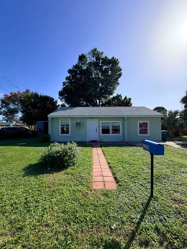 3 bed, 1.0 bath, 988 sqft, $2,020 — Photo 1