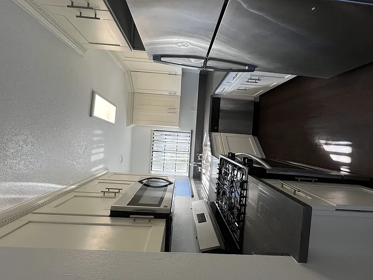Chateau Emelita Apartments — Photo 23