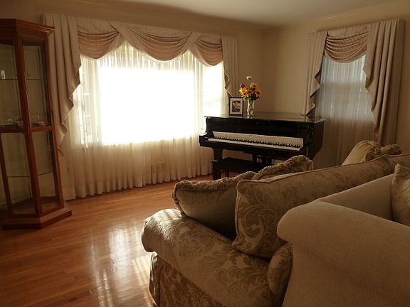 Very Large Formal Bright Living Room w/hwd floors (1)