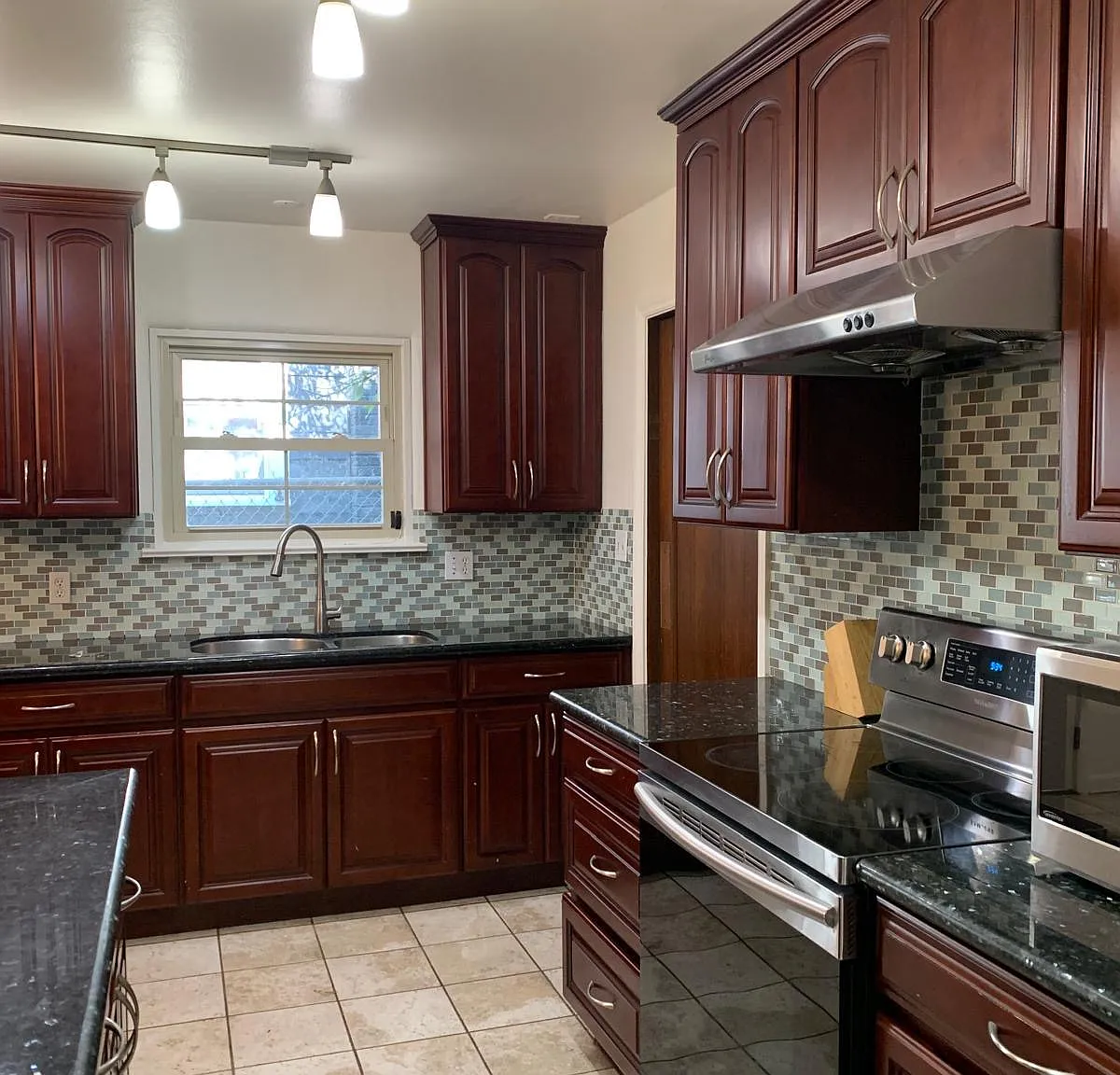 6 bed, 3290 sqft, $865 — Photo 4