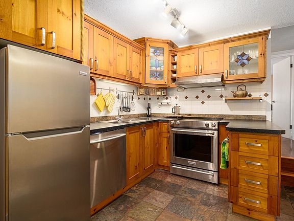 3rd image of 825 W 7th Ave #101