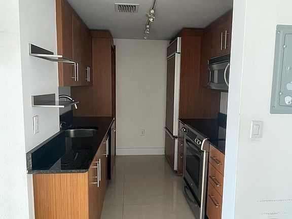 5th image of 319-10275 Collins Ave #319