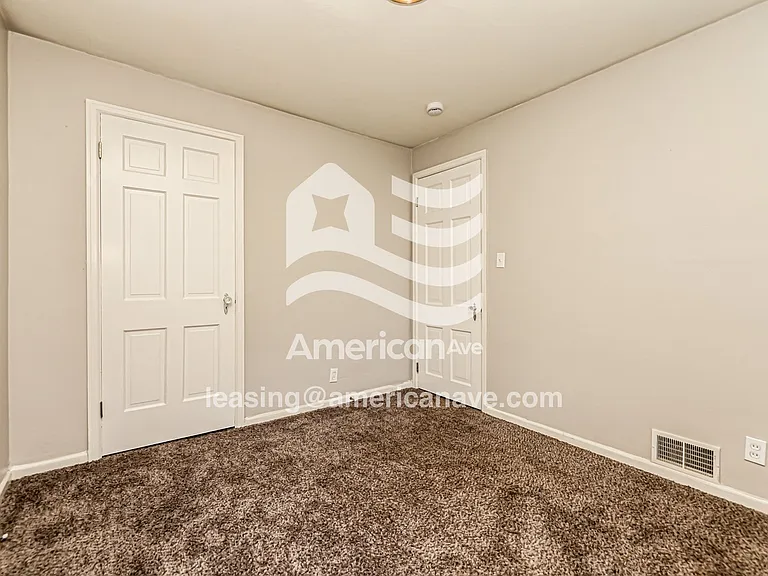 1097093_007_main_bedroom_8.jpg