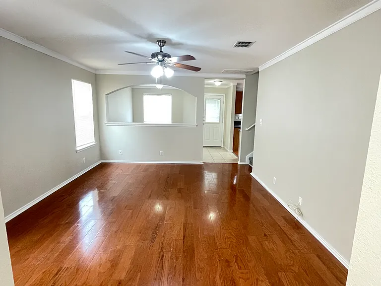 10306 Buescher Ln — Photo 4