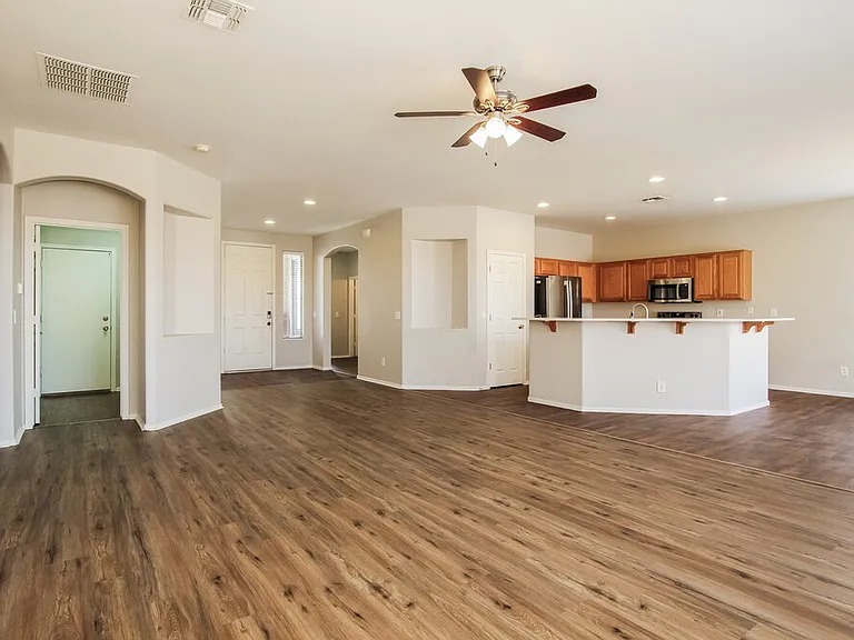 10866 W Chase Ln — Photo 4