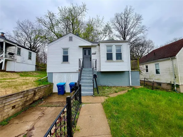 8804 Tyrell Dr, Saint Louis, MO 63136