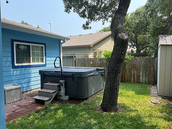 4th image of 129 Pecan Harbor St