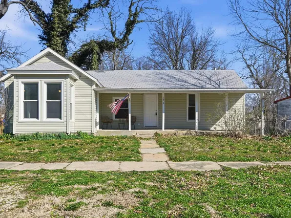 724 Ellinwood St, Osage City, KS 66523