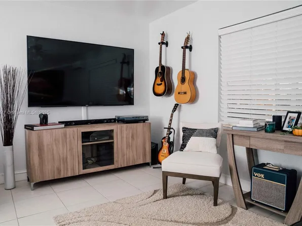 7901 SW 64th Ave APT 6, South Miami, FL 33143