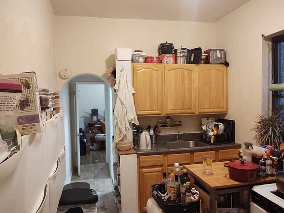 2nd image of 284 14th St APT 3R