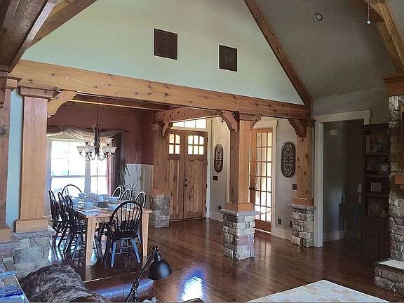 -Front entry w dining room