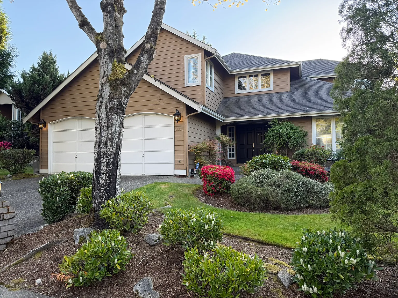 4 bed, 2.5 bath, 2270 sqft, $4,850 — Photo 1