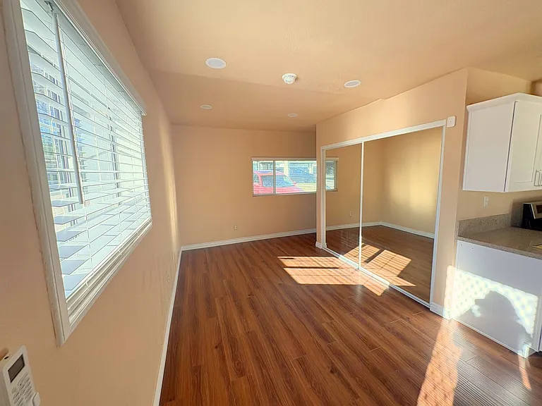 1322 W 11th St #B — Photo 3