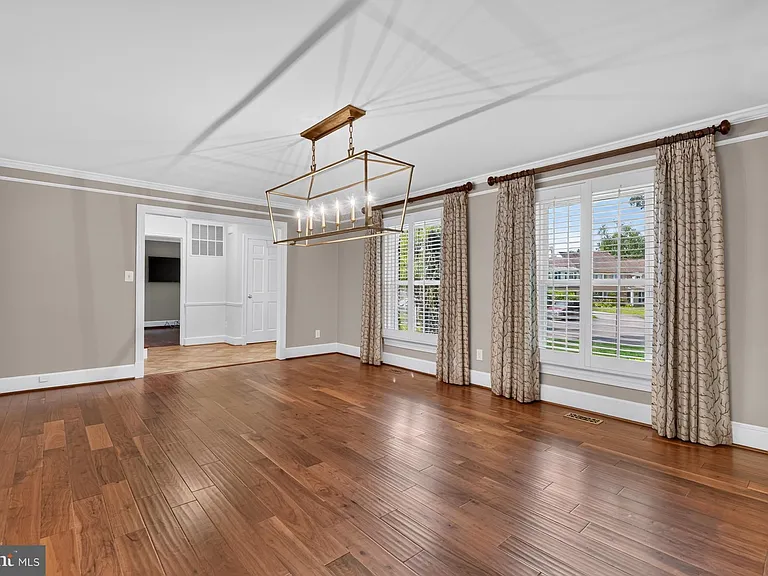 1022 Delf Dr — Photo 4