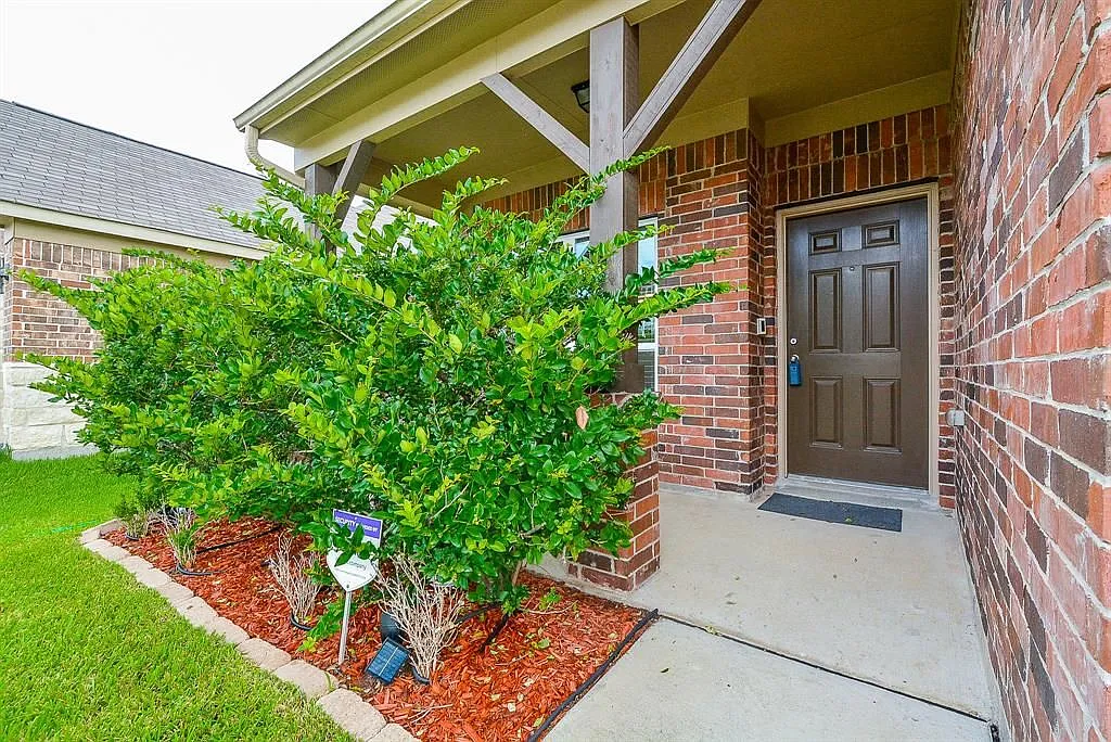 3 bed, 2.0 bath, 1730 sqft, $2,000 — Photo 2