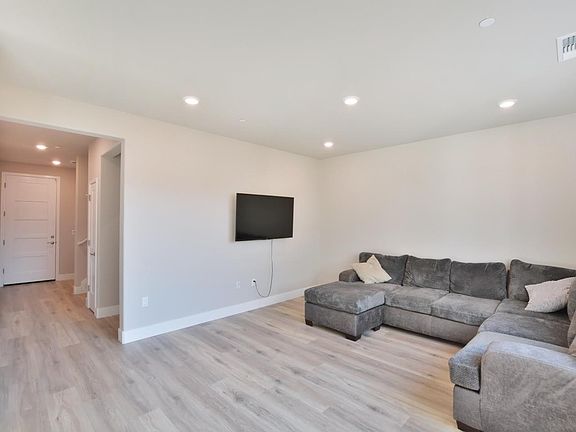 4th image of 809 Big Range Way