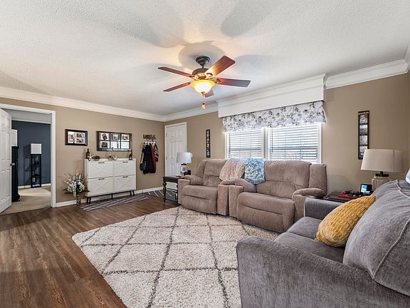 4th image of 627 Lakeside Dr