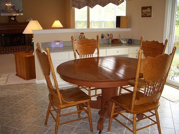 Breakfast rm has new ceramic tile floors and newer Pella slider to back yard