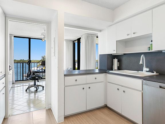 3rd image of 124 Lakeshore Dr #6300