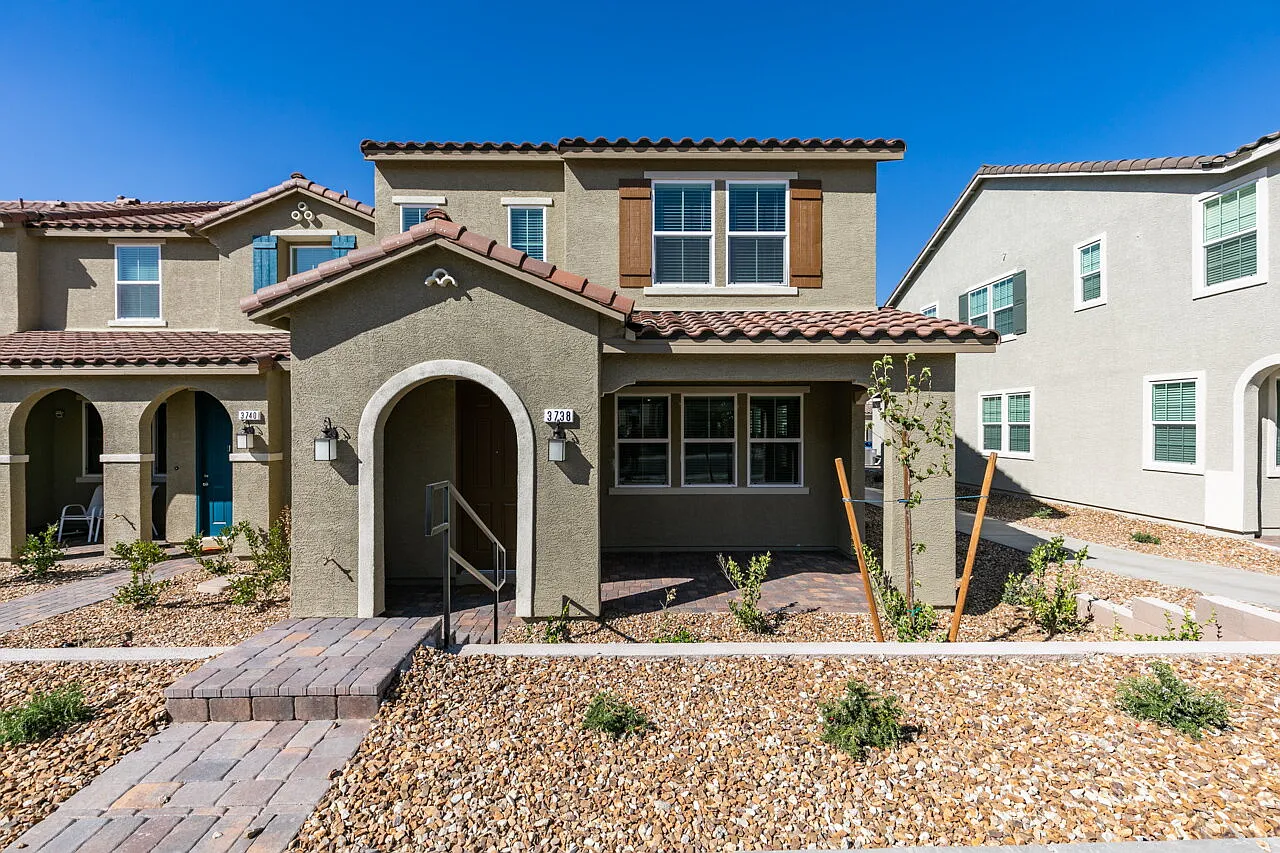 3 bed, 2.5 bath, 1809 sqft, $2,300 — Photo 2