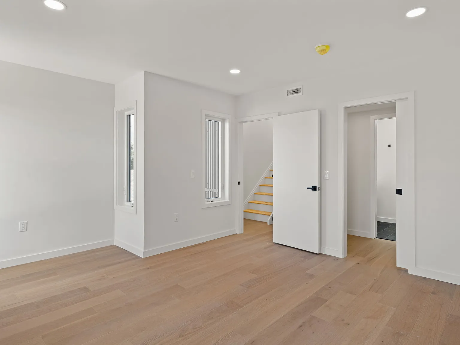 4 bed, 3.5 bath, 2600 sqft, $3,200 — Photo 3