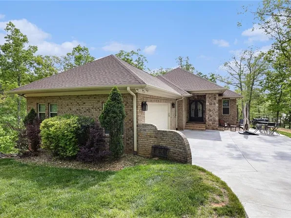 1629 Healing Springs Dr, Denton, NC 27239