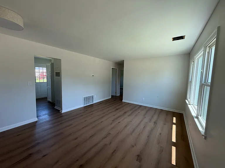 1009 Hudson Ave — Photo 5