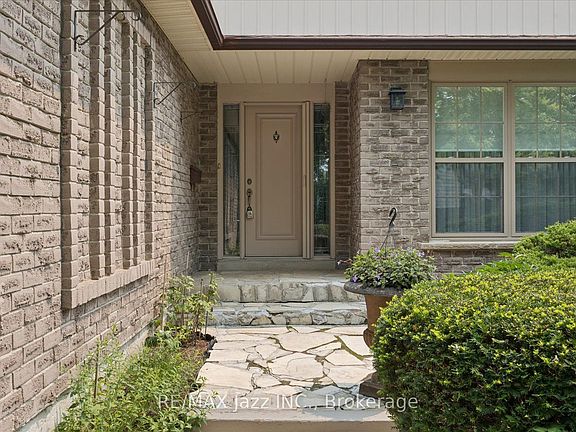 2nd image of 38 Trinity Cres