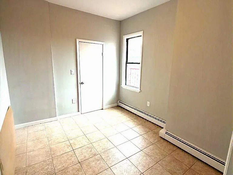517 67th St #6 — Photo 8