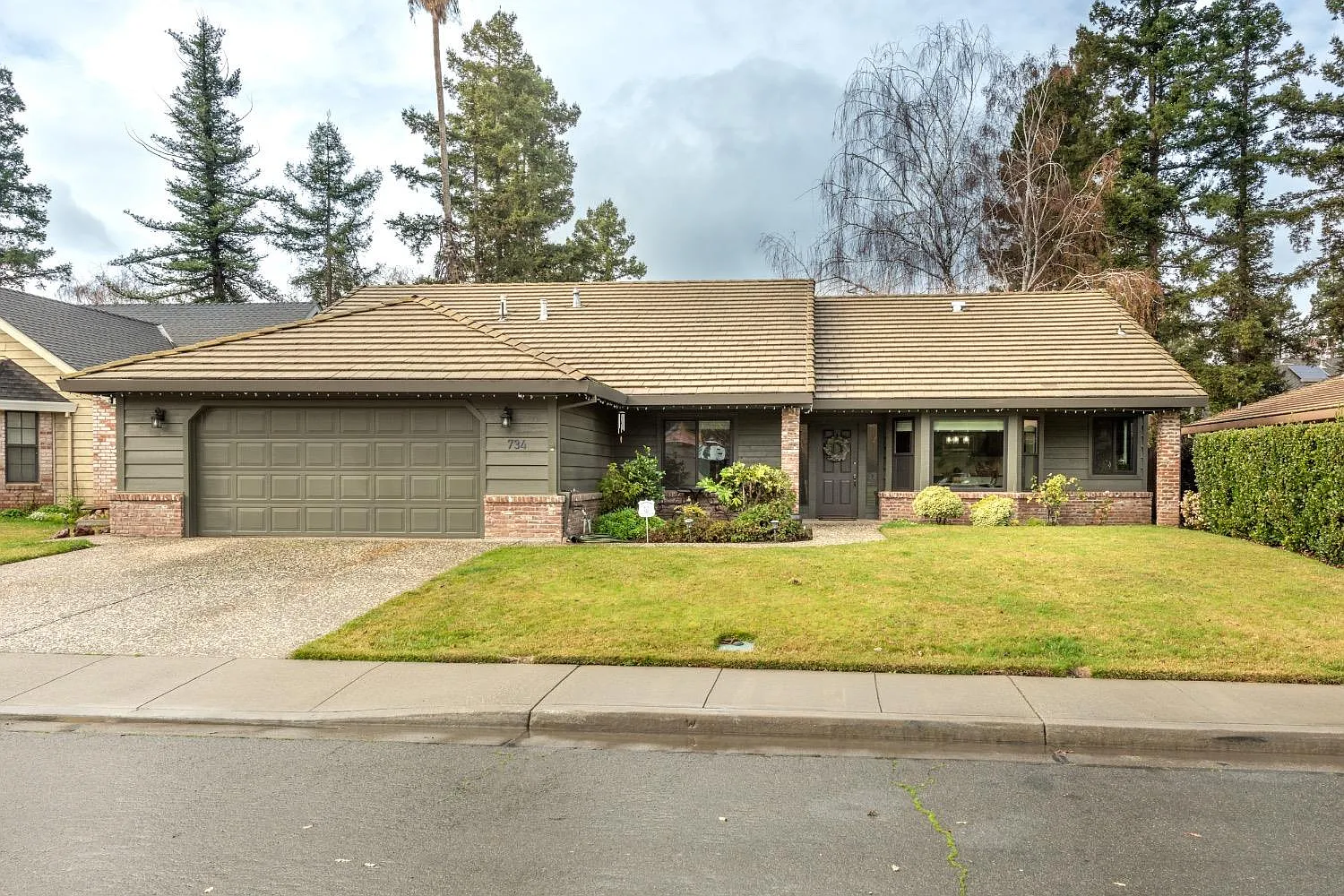 734 Ashley Ave photo 1