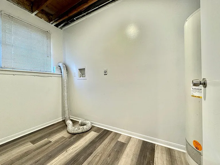 Laundry room (lower Level)