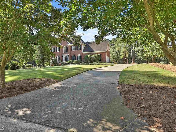 2nd image of 207 Dartmouth Pl W