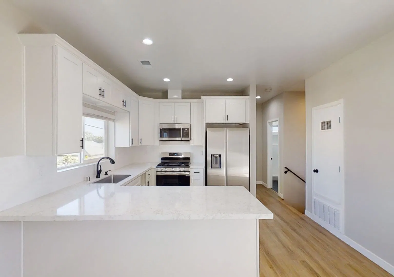 4BD/2BA, Quick Walk to Campus! — Photo 3