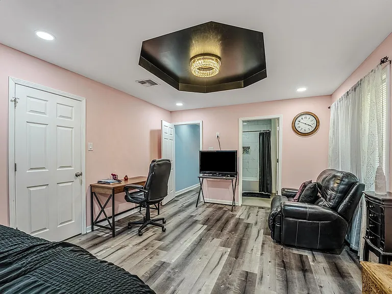 301 N Thomson Ave — Photo 29