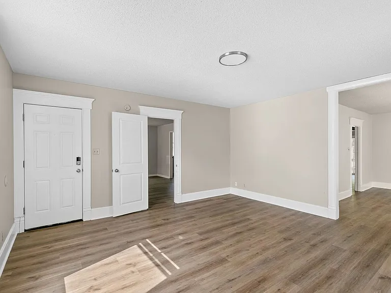 732 S Main Ave — Photo 5