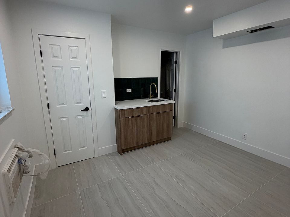 1st image of 1301 NE 13th Ave APT 4