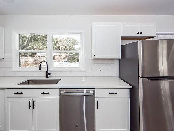 3rd image of 4742 Farmal St