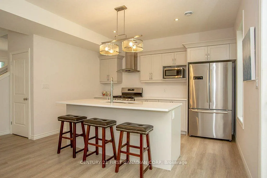 3 bed, $2,700 — Photo 2