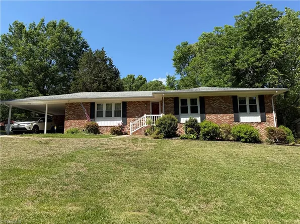 3908 Beverly Hills Dr, High Point, NC 27265