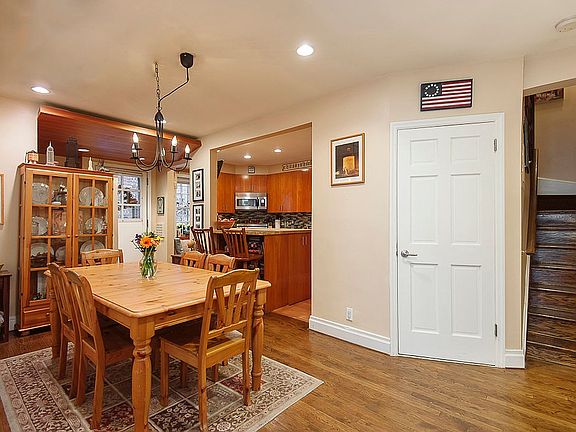2nd image of 265 W 94th St