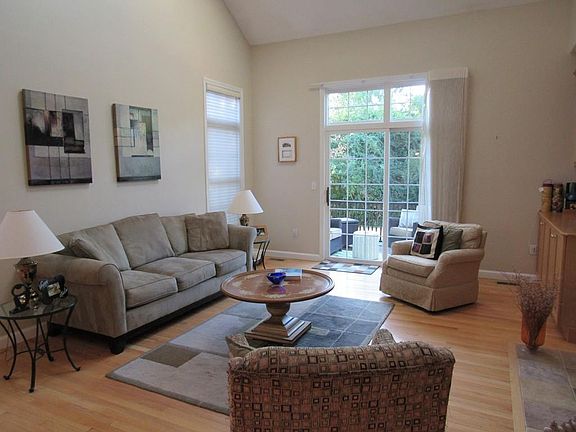 5th image of 9 Kingson Ln Unit 1