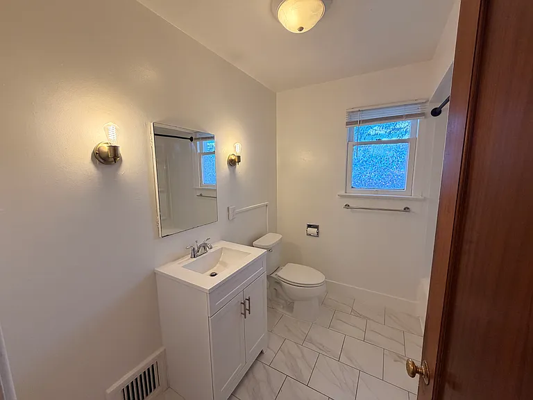 319 Thoma St — Photo 10