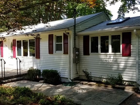 2nd image of 305 Lakewood Ter