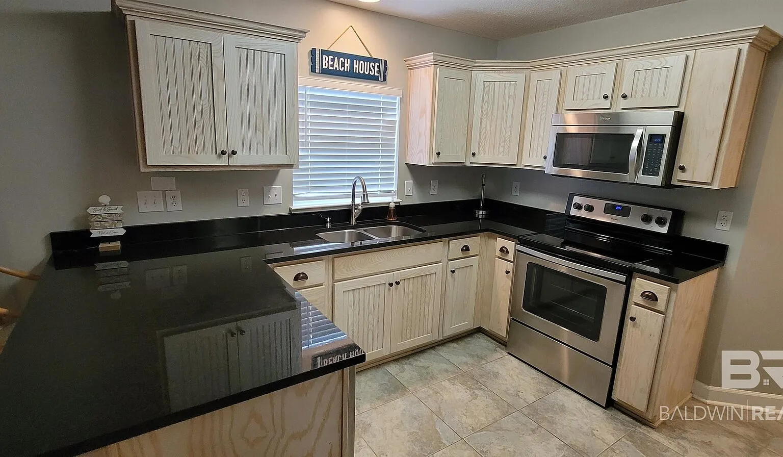 3 bed, 2.0 bath, 1252 sqft, $2,300 — Photo 4