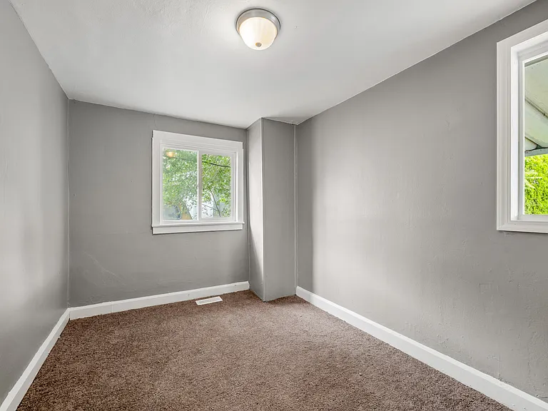 2428 Poplar St — Photo 9