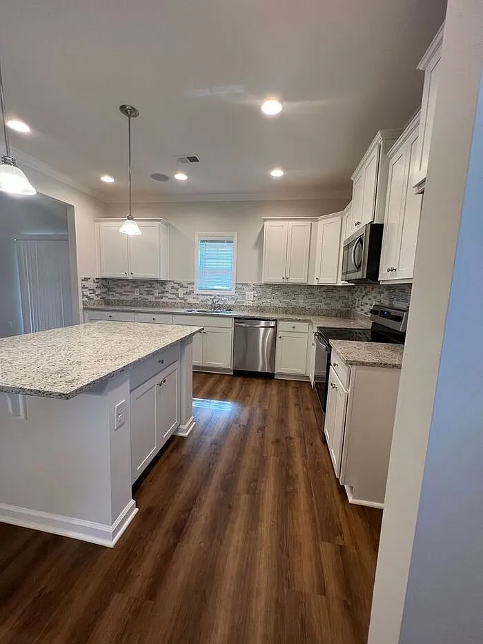 5 bed, 3.0 bath, 2225 sqft, $2,295 — Photo 2
