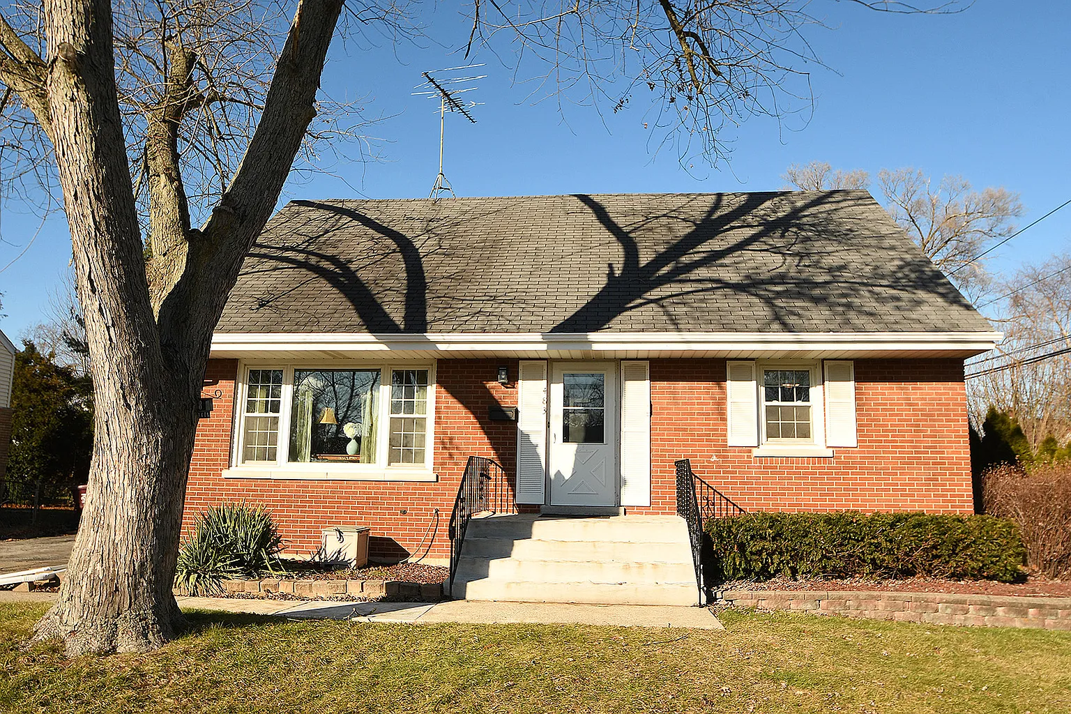 483 Longwood Ct photo 1