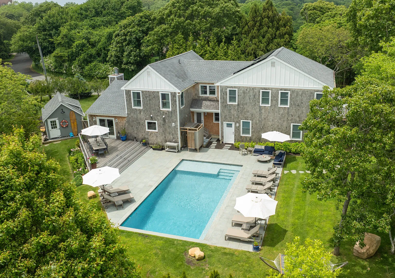 Gorgeous new renovation inside, comfort everywhere you turn, pool — Photo 1