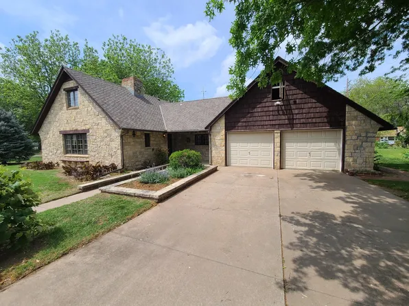 1704 Cotswold Ln, Winfield, KS 67156