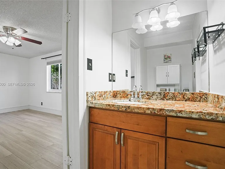 4040 NE 6th Ave — Photo 21